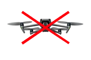 Zakaz lotów dronem w wybranych strefach – obowiązujące przepisy prawa lotniczego