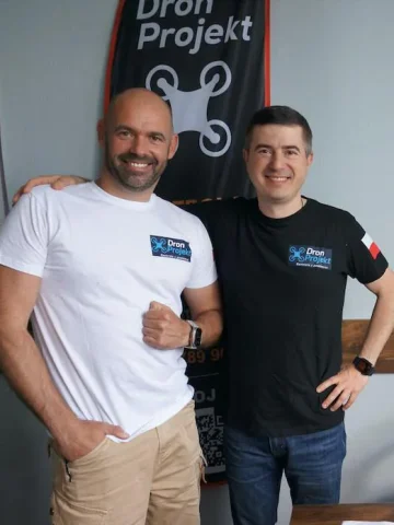 Zespół DronProjekt podczas spotkania roboczego – współpraca i realizacja projektów dronowych