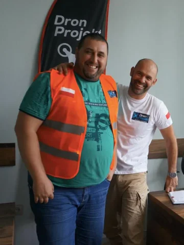 Zespół DronProjekt podczas spotkania roboczego i współpracy przy projekcie dronowym